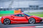 Ferrari 488 GTB fahren auf der Rennstrecke