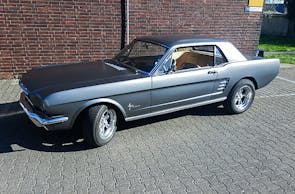 Ford Mustang mieten Düsseldorf (12 Std.)