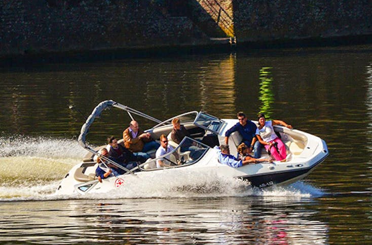 Speedboat-Tour auf dem Main für bis zu 12 Personen