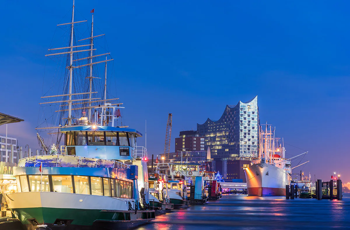 Candle Light Dinner & Hafenlichterfahrt Hamburg für 2 - 8