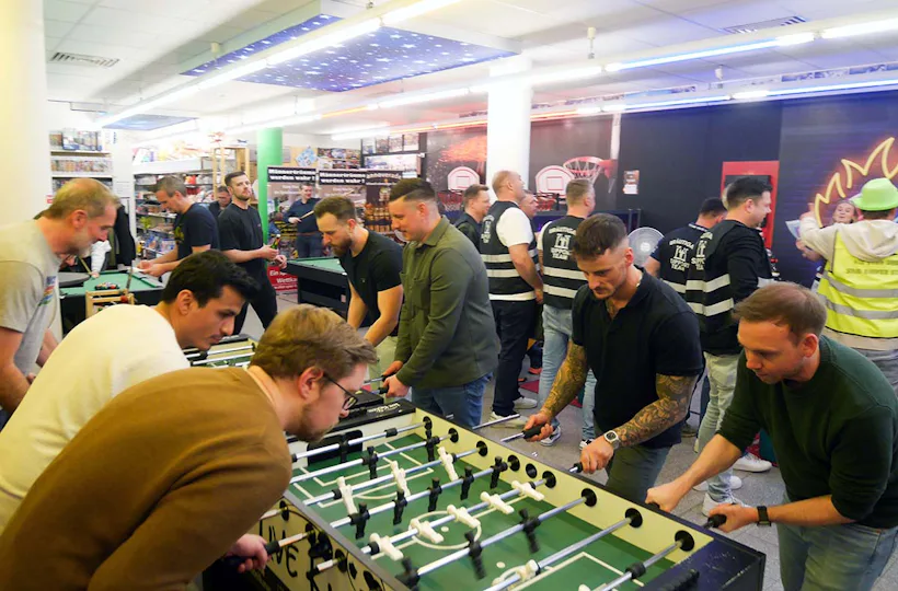 Männerabend im Spielzeugladen