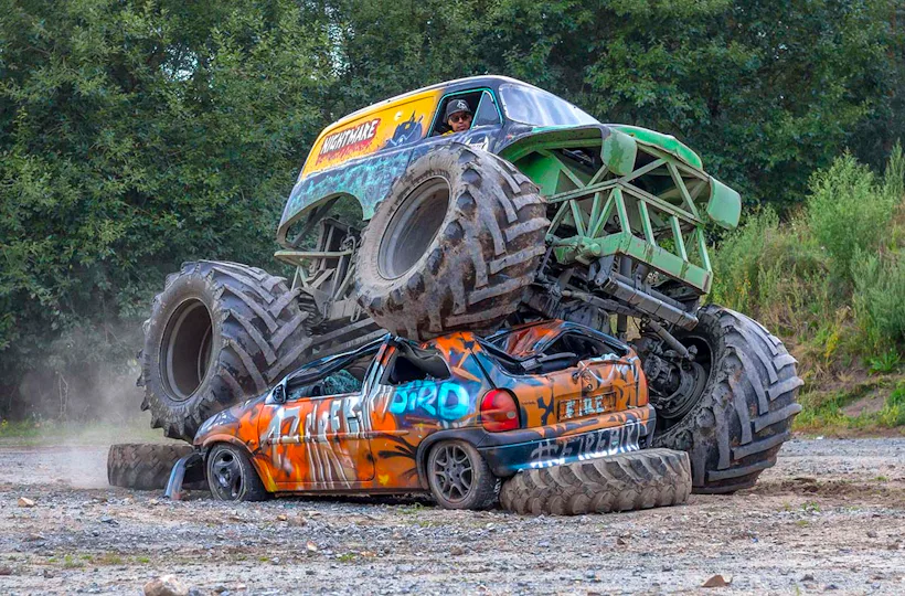 Monster-Truck fahren Burgstall (mit Car Crashing)
