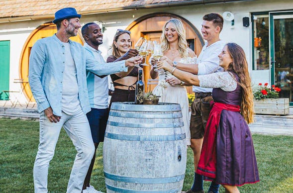 Urlaub mit Freunden im Weinfass mit Wellness Grub an der March